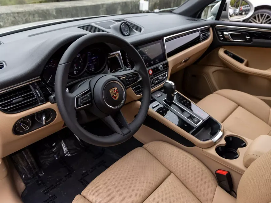 2025 Porsche Macan T photo 1