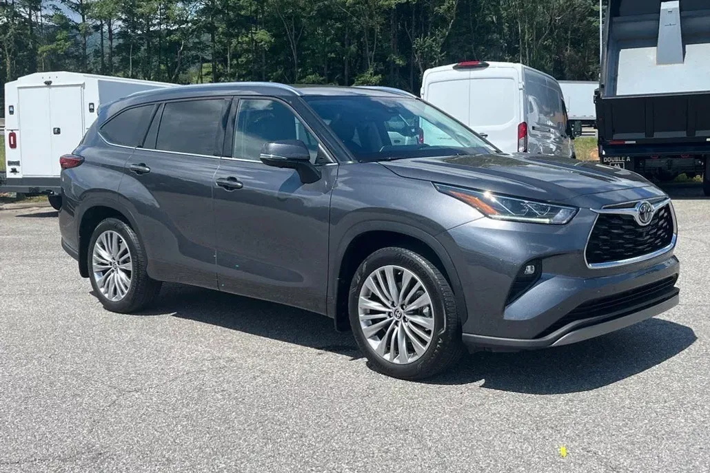 2023 Toyota Highlander Platinum photo 1
