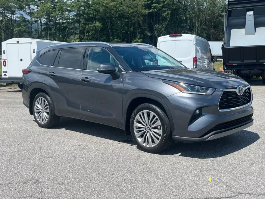 2023 Toyota Highlander Platinum photo 1