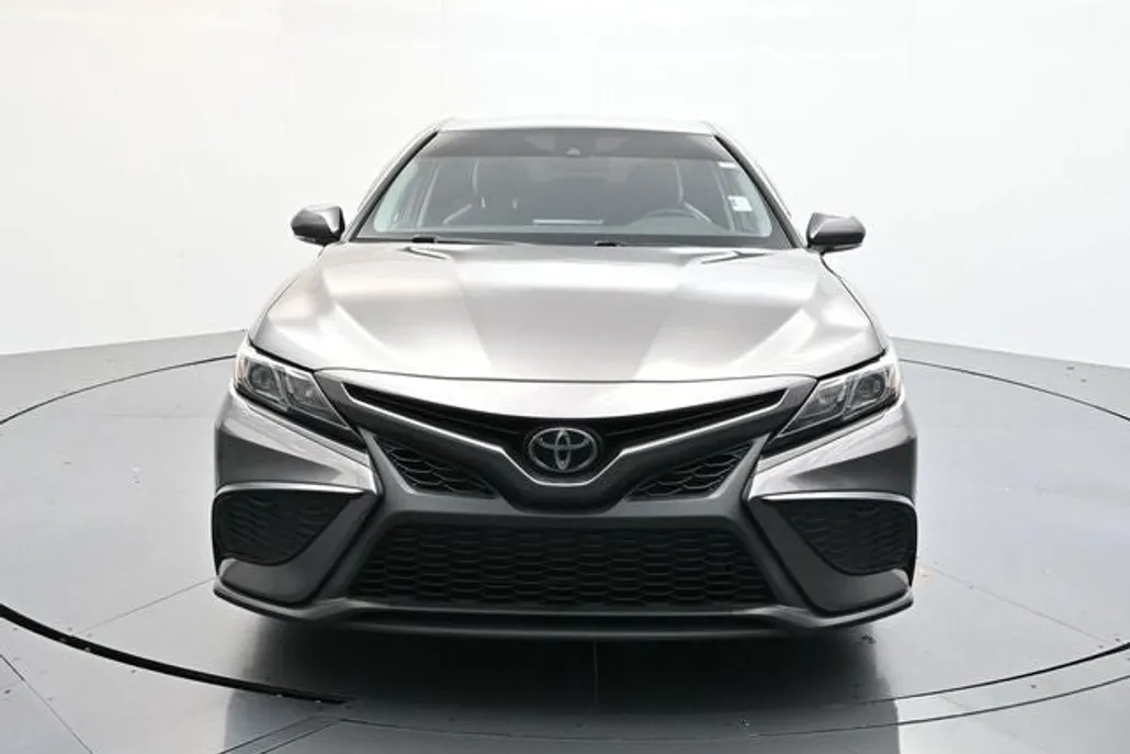 2022 Toyota Camry SE photo 1