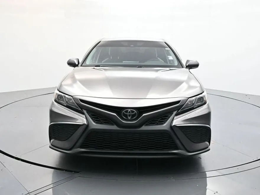 2022 Toyota Camry SE photo 1
