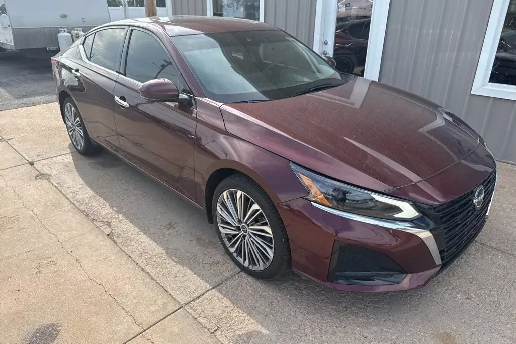 2024 Nissan Altima SL photo 1