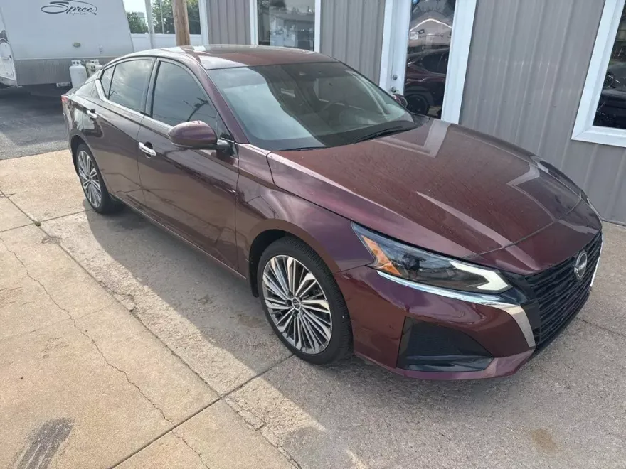 2024 Nissan Altima SL photo 1