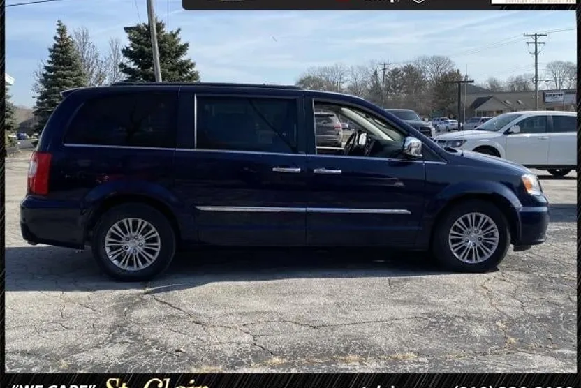 2013 Chrysler Town & Country photo 1