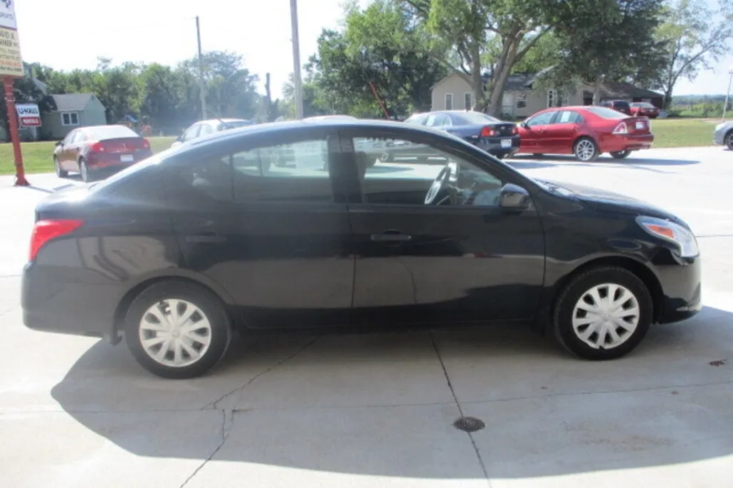 2016 Nissan Versa 1.6 S photo 1