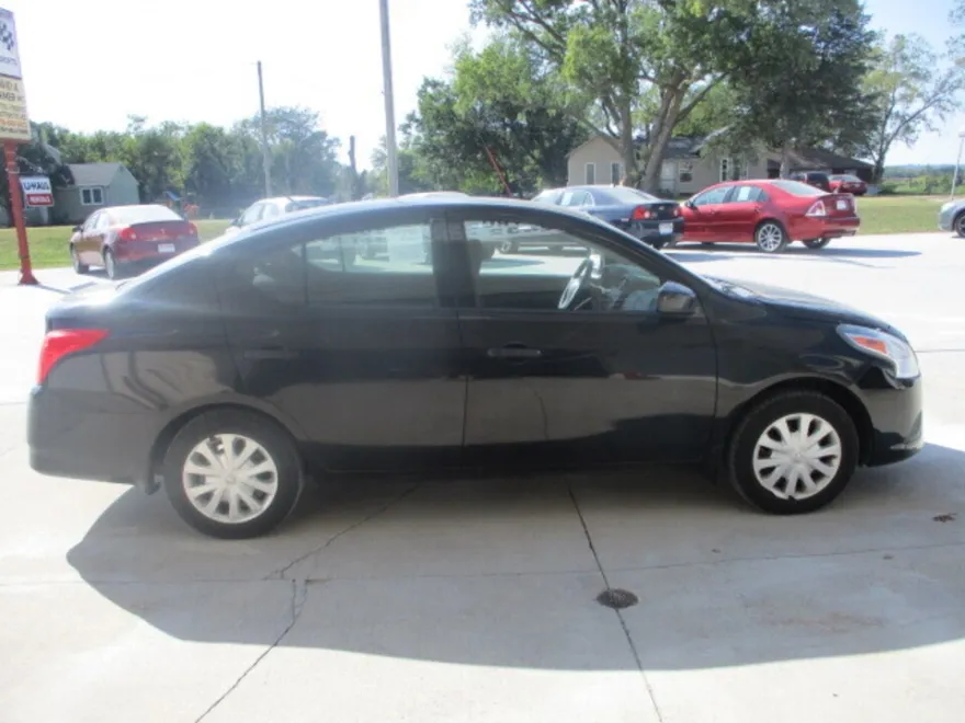 2016 Nissan Versa 1.6 S photo 1
