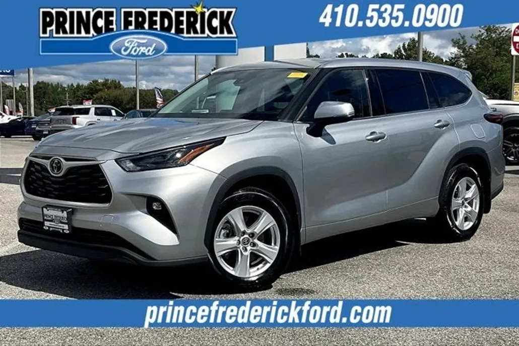 2022 Toyota Highlander LE photo 1