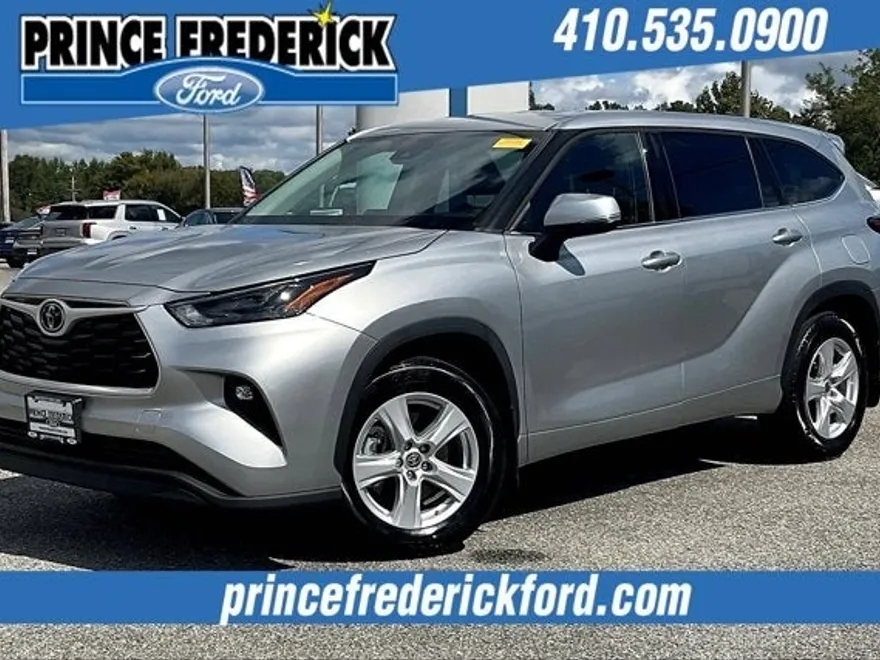 2022 Toyota Highlander LE photo 1