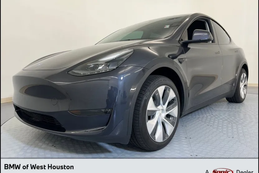2024 Tesla Model Y Long Range photo 1