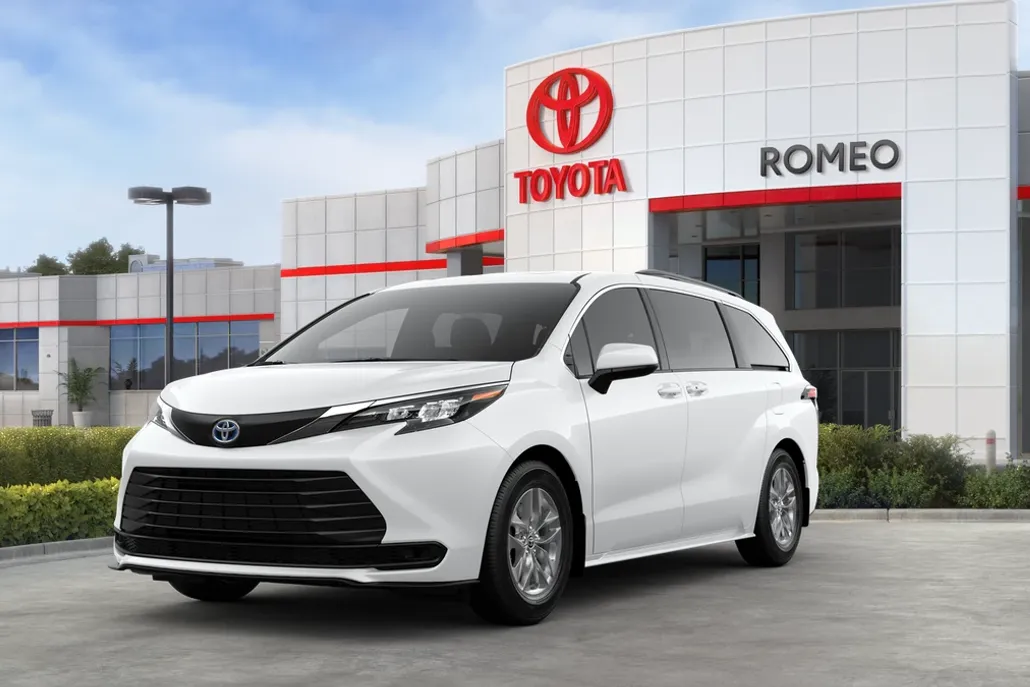 2025 Toyota Sienna LE photo 1