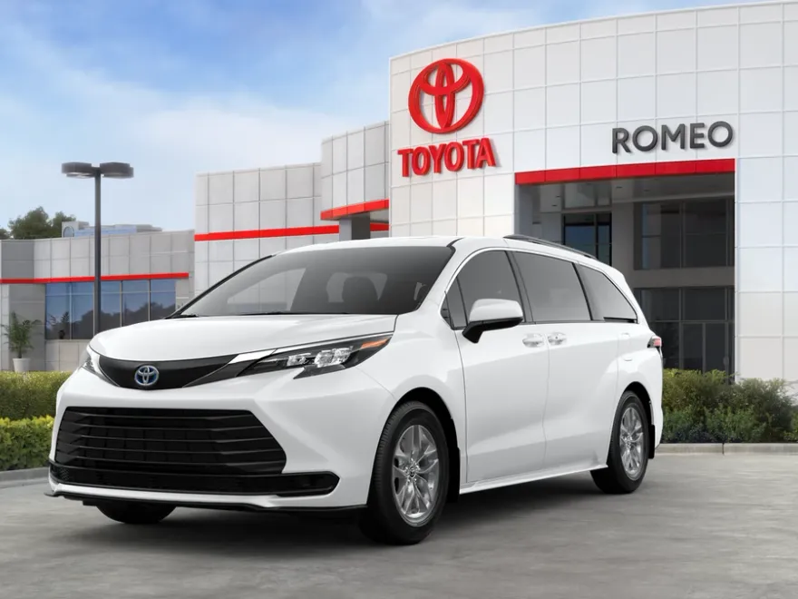 2025 Toyota Sienna LE photo 1