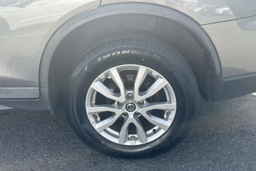 2017 Nissan Rogue SV photo 1