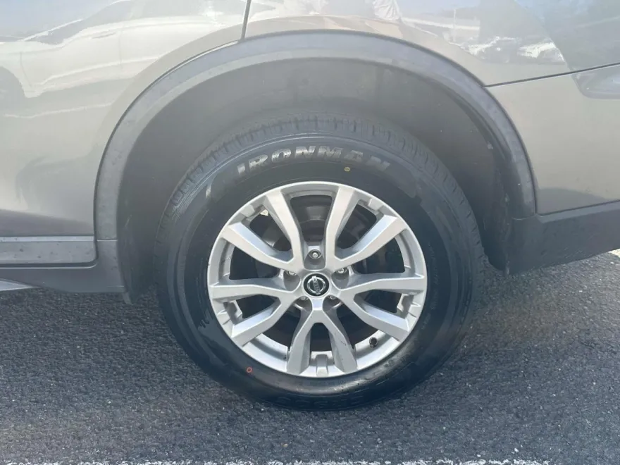 2017 Nissan Rogue SV photo 1