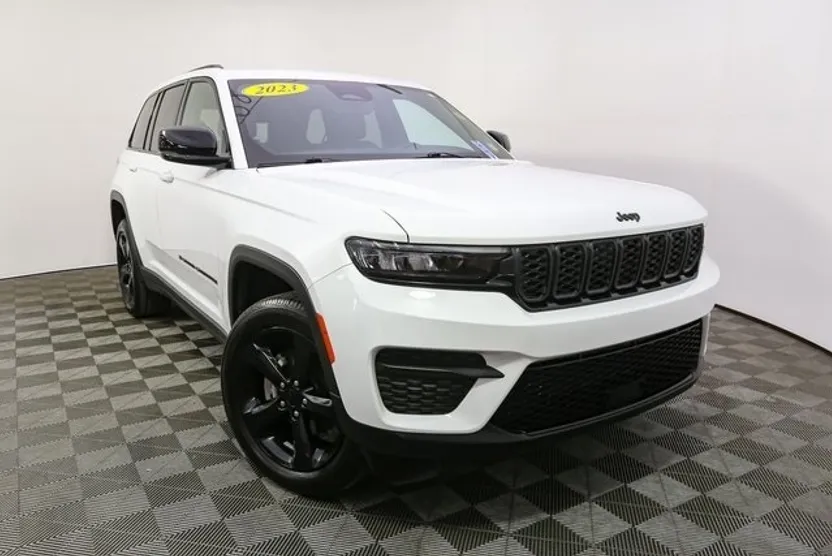2023 Jeep Grand Cherokee Altitude photo 1