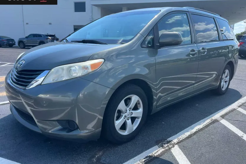 2014 Toyota Sienna LE photo 1