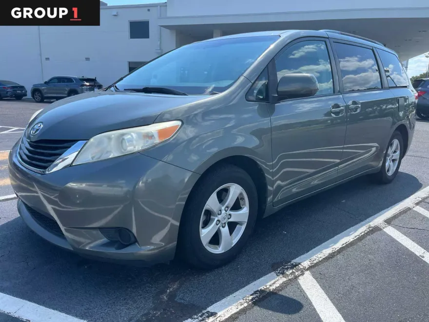 2014 Toyota Sienna LE photo 1