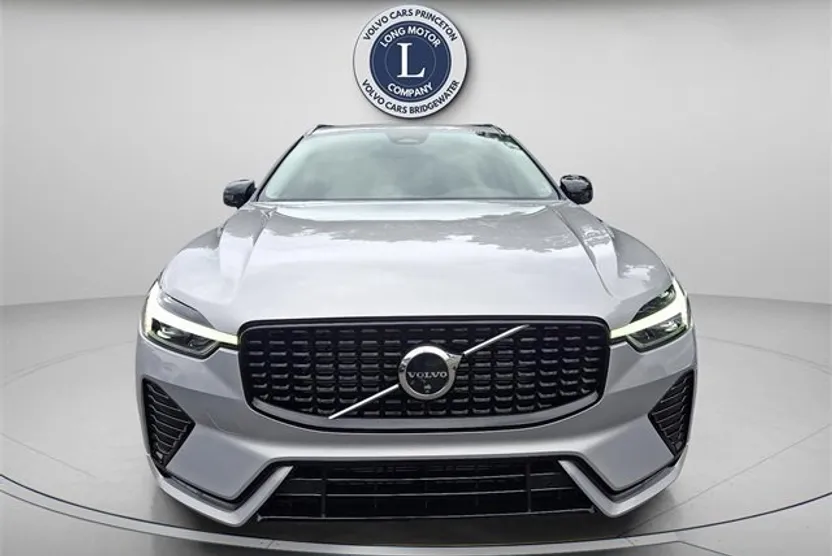 2025 Volvo XC60 Plus photo 1