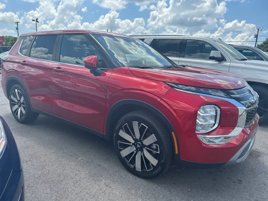 2025 Mitsubishi Outlander SE photo 1