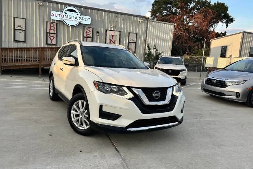 2020 Nissan Rogue SV photo 1