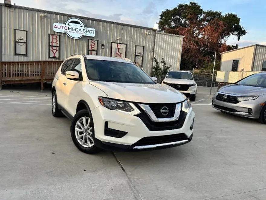 2020 Nissan Rogue SV photo 1
