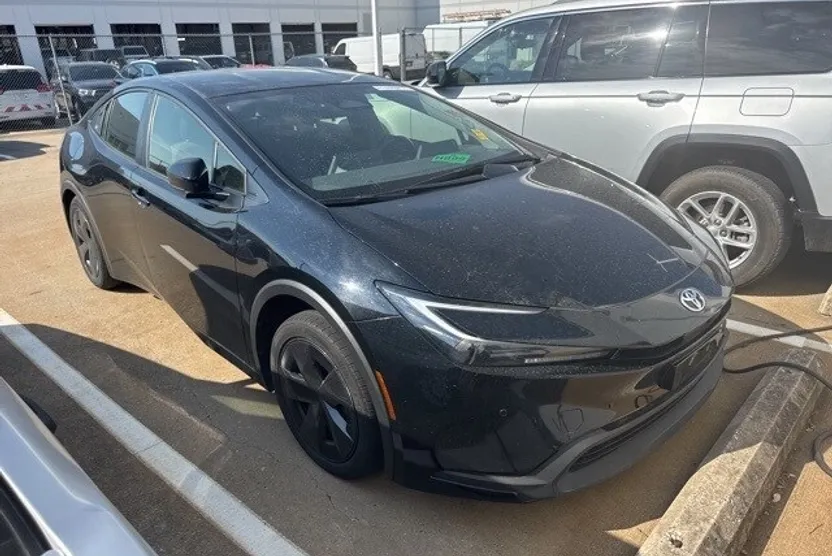 2023 Toyota Prius LE photo 1