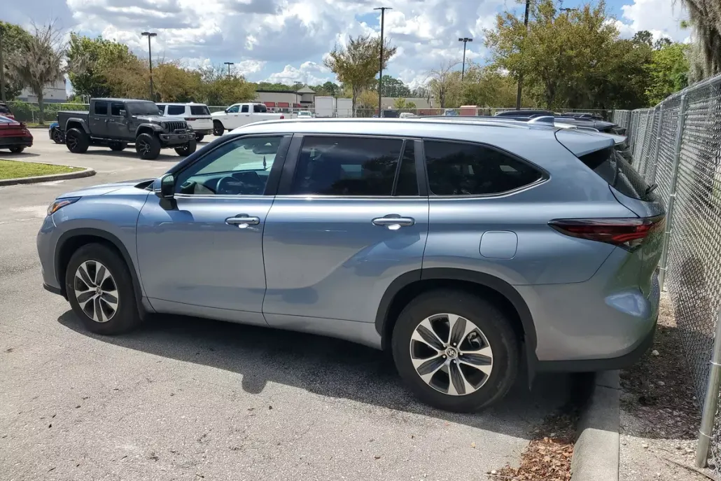2024 Toyota Highlander LE photo 1