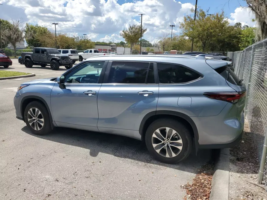 2024 Toyota Highlander LE photo 1
