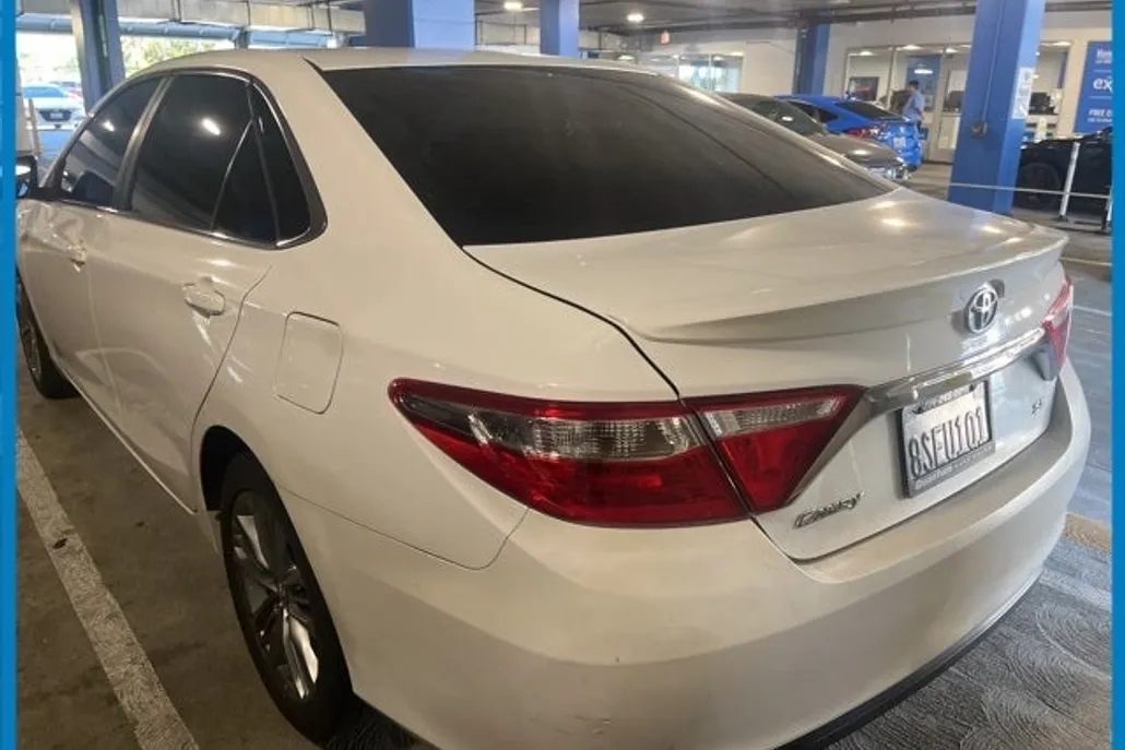 2017 Toyota Camry SE photo 1