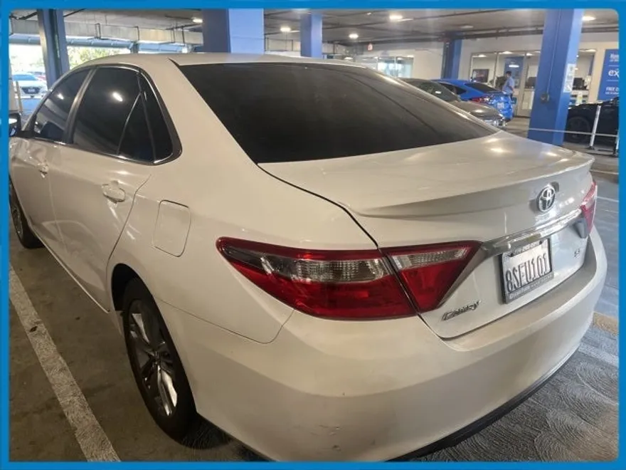2017 Toyota Camry SE photo 1