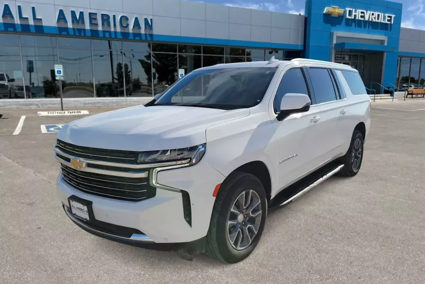 2022 Chevrolet Suburban LT photo 1