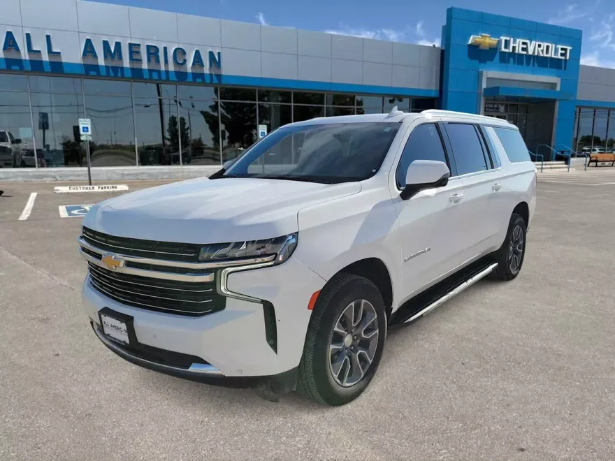 2022 Chevrolet Suburban LT photo 1