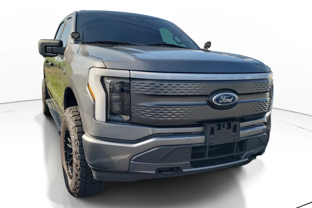2023 Ford F-150 Lightning XLT photo 1