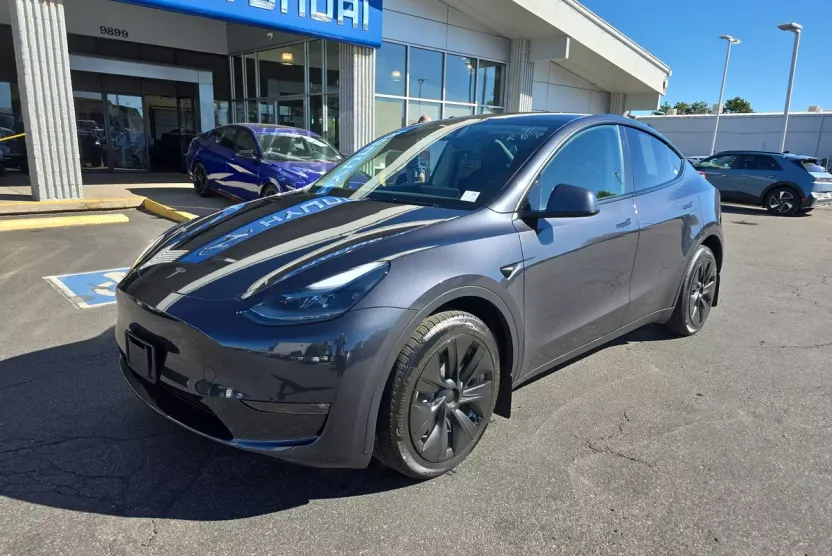 2024 Tesla Model Y Long Range photo 1