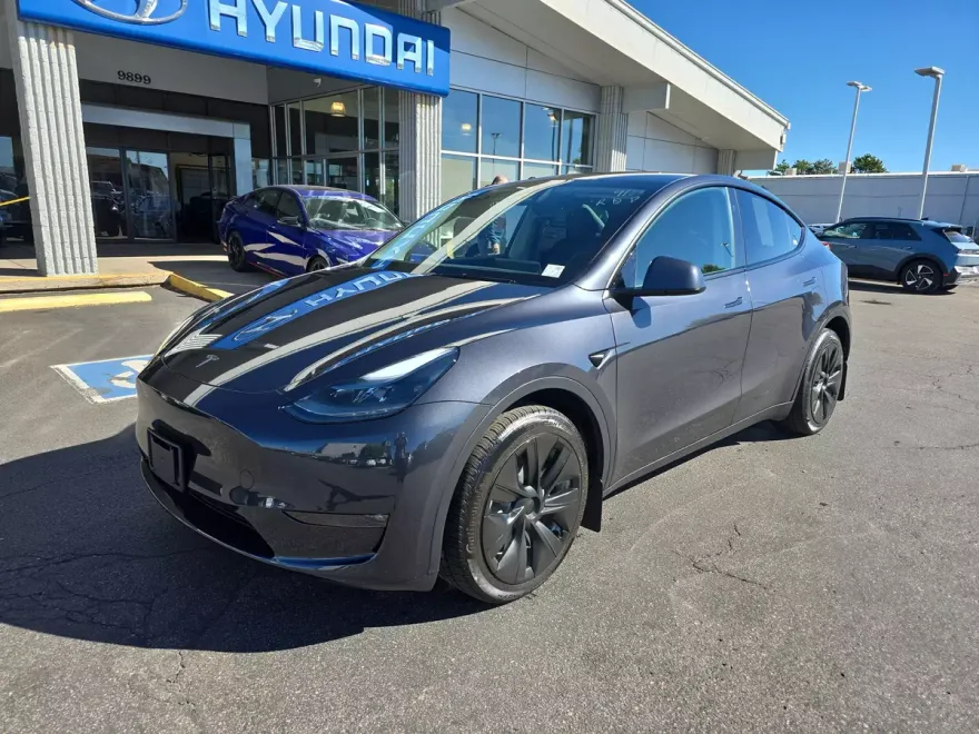 2024 Tesla Model Y Long Range photo 1