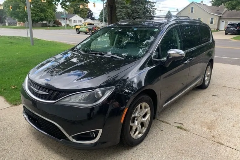 2019 Chrysler Pacifica Limited photo 1