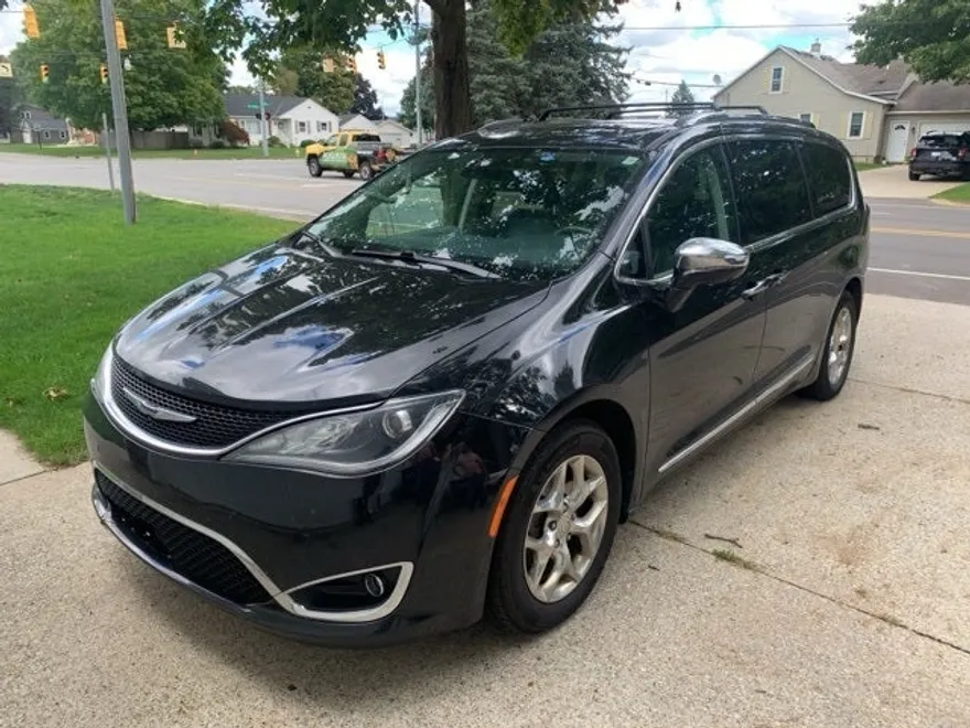 2019 Chrysler Pacifica Limited photo 1