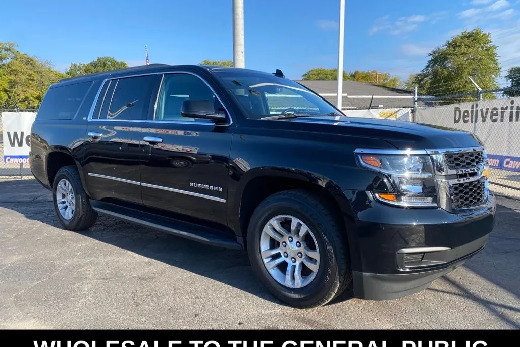 2016 Chevrolet Suburban LT photo 1