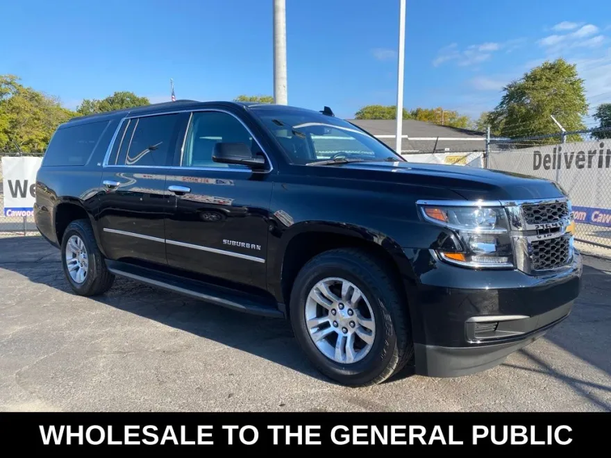 2016 Chevrolet Suburban LT photo 1