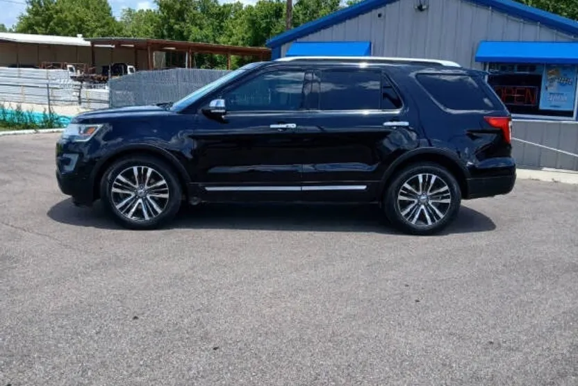 2017 Ford Explorer Platinum photo 1
