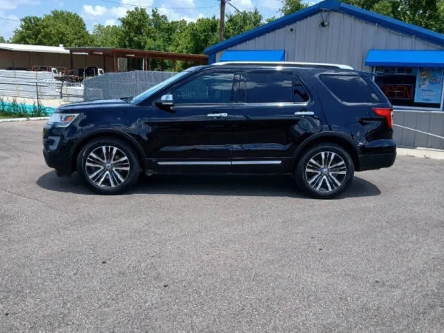 2017 Ford Explorer Platinum photo 1