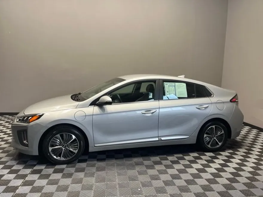 2022 Hyundai Ioniq Plug-In Hybrid SEL photo 1