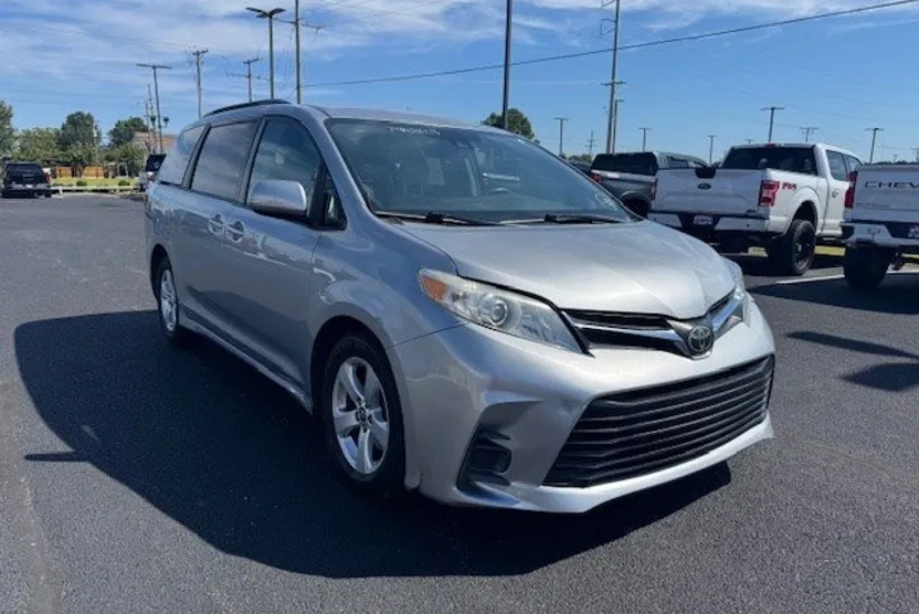 2018 Toyota Sienna LE photo 1