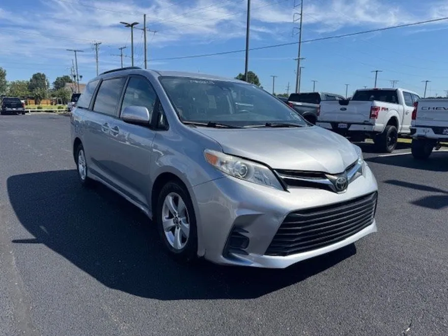 2018 Toyota Sienna LE photo 1