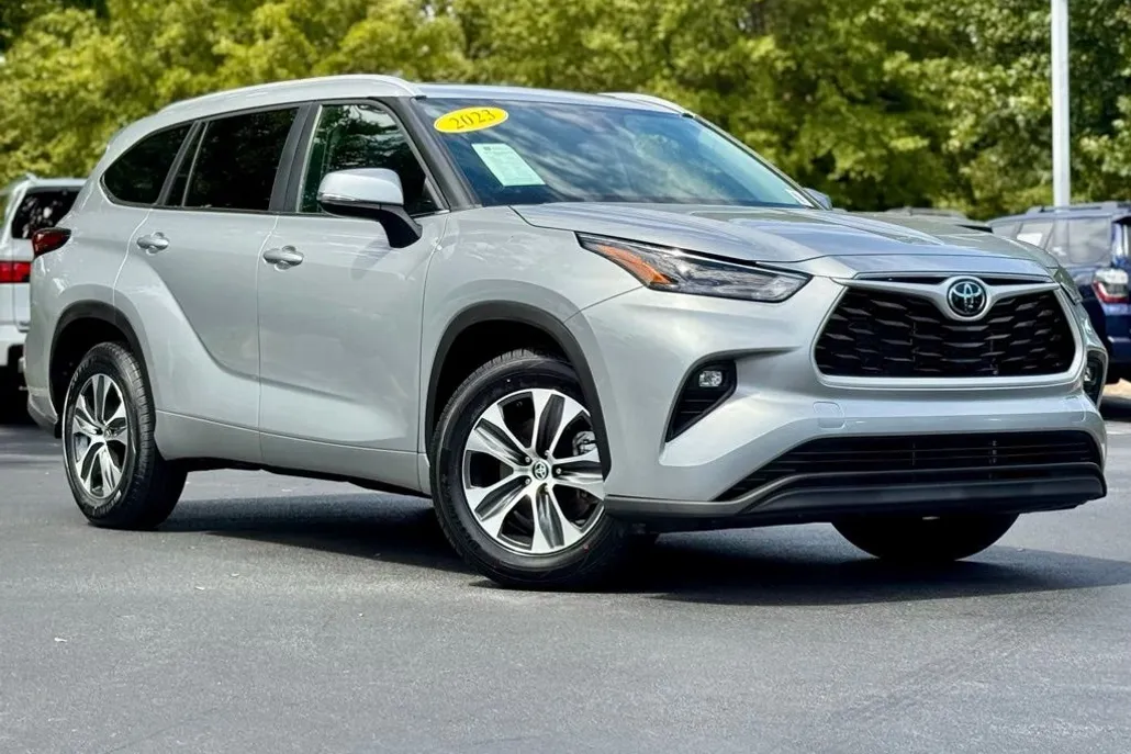 2023 Toyota Highlander XLE photo 1