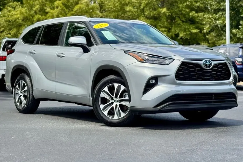 2023 Toyota Highlander XLE photo 1