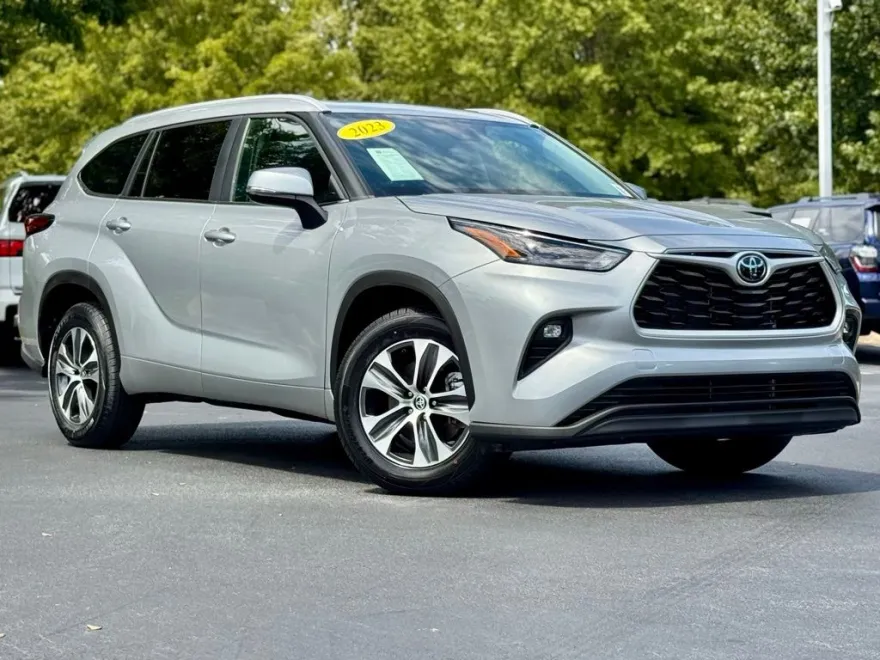 2023 Toyota Highlander XLE photo 1