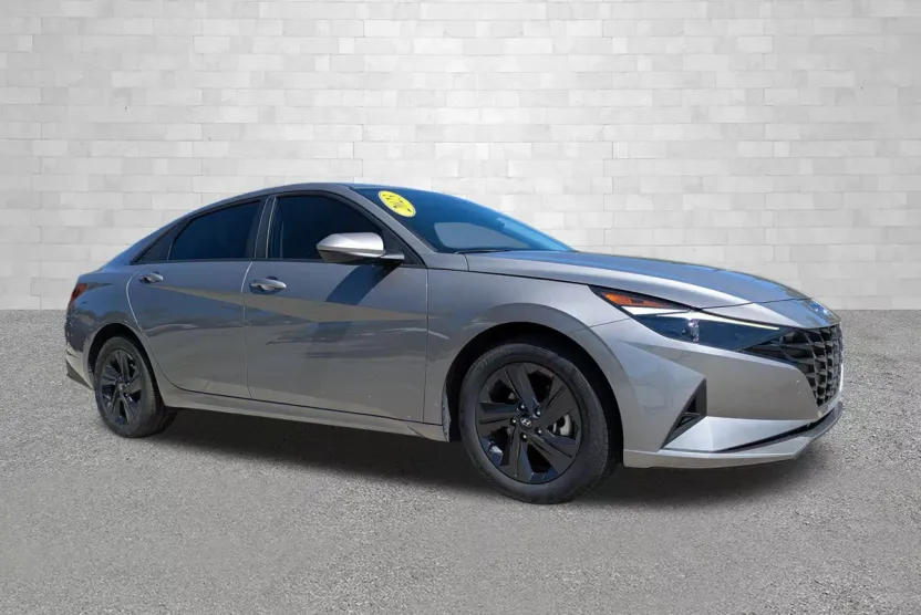 2023 Hyundai Elantra SEL photo 1