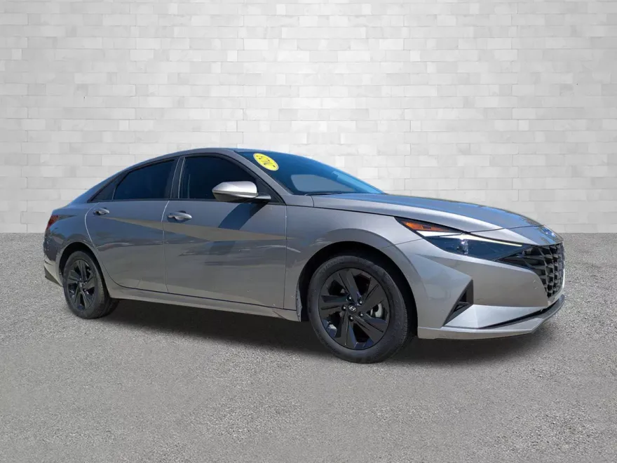 2023 Hyundai Elantra SEL photo 1