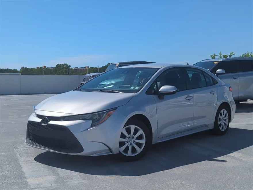 2022 Toyota Corolla LE photo 1