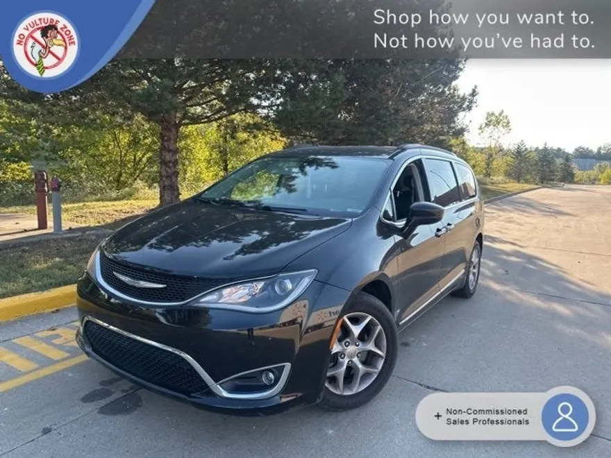 2017 Chrysler Pacifica Touring L photo 1